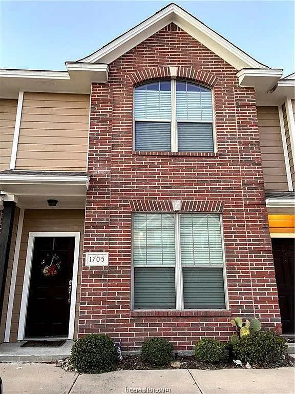 2 bed, 2.5 bath, 1168 sqft, $1,600 — Photo 1