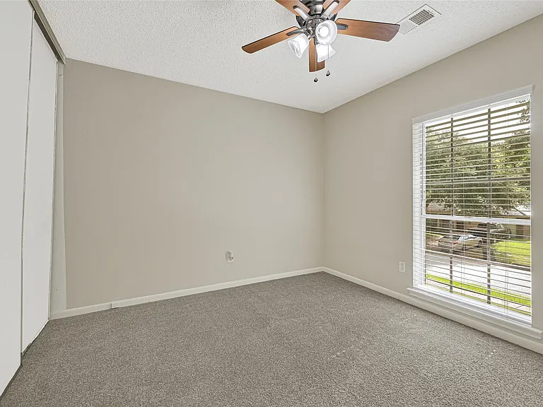 4010 Spring Garden Dr — Photo 15