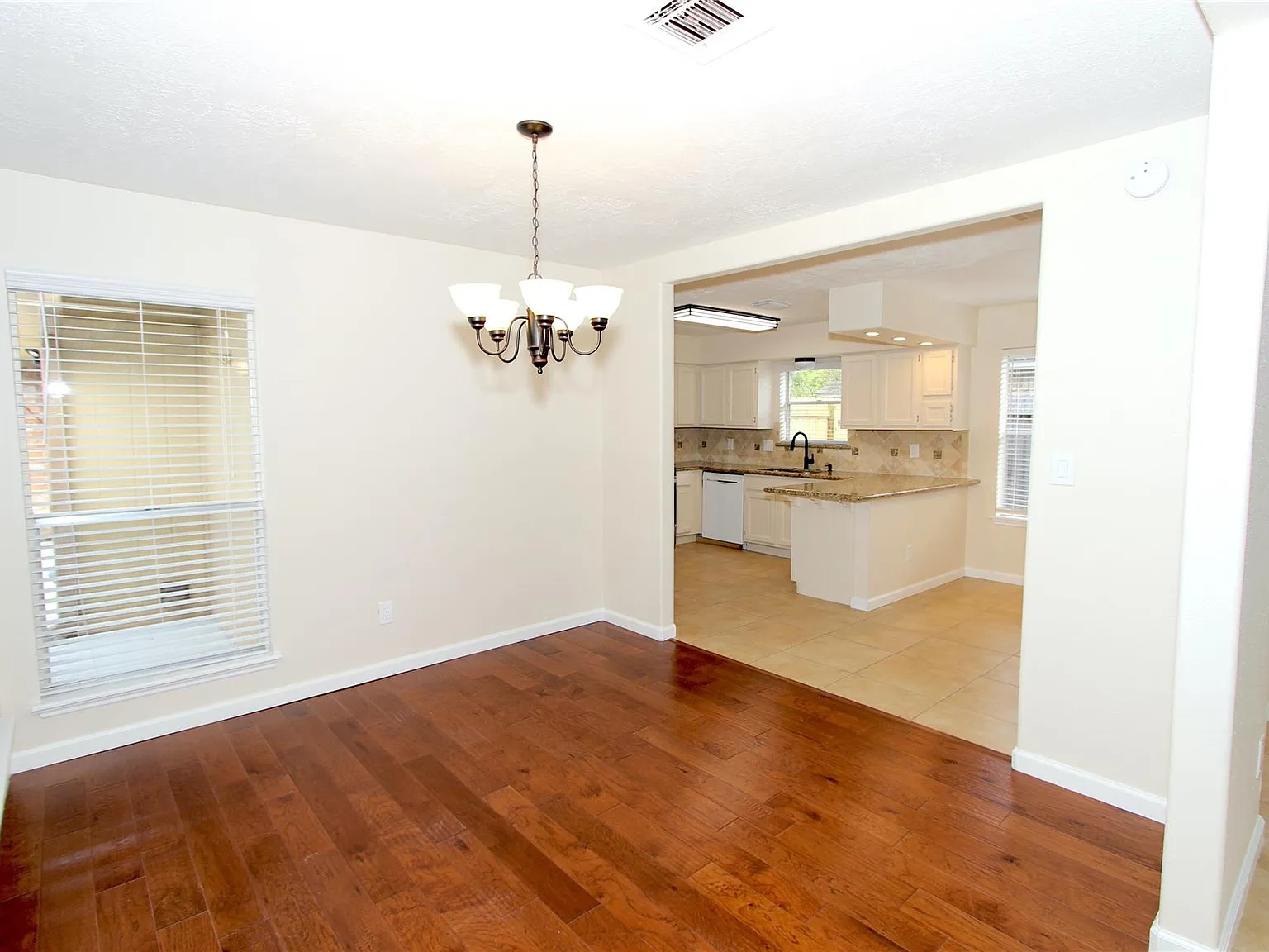 3 bed, 2.0 bath, 1731 sqft, $2,100 — Photo 4