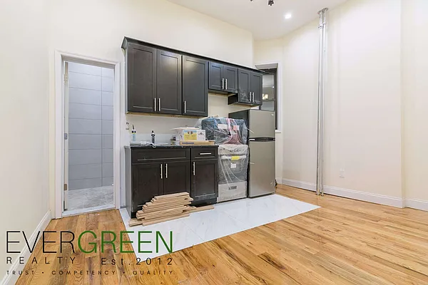 Rented by Evergreen Apartments BK | media 13