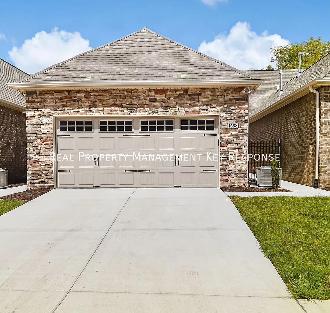 Modern 2-Bedroom Townhome with Community Pool, Attached Garage & minutes to Old Hickory Lake — Photo 1