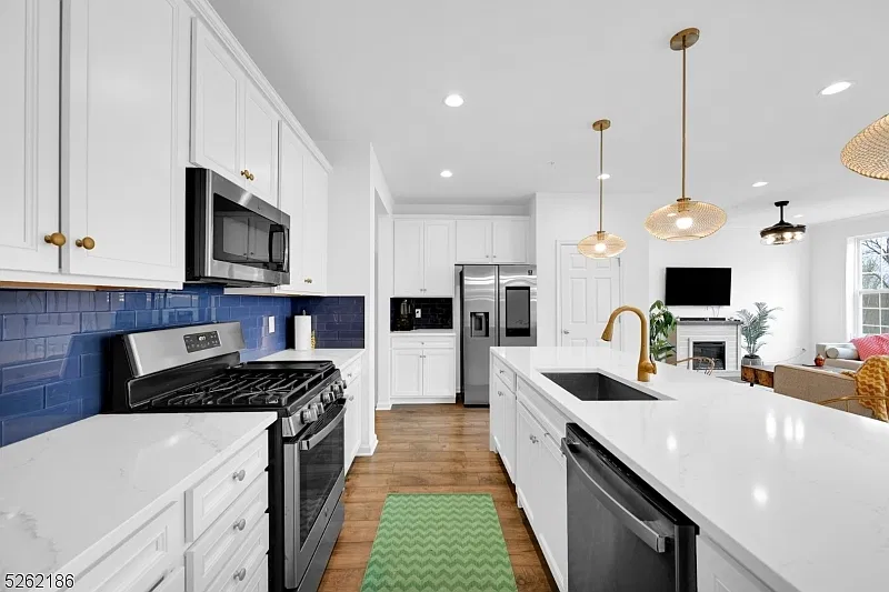 3 bed, 4.0 bath, 2564 sqft, $5,600 — Photo 4