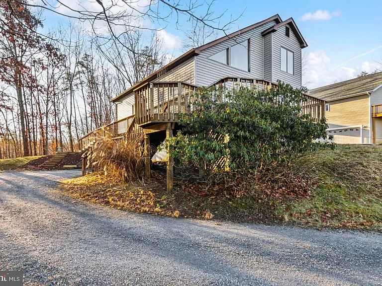1232 Lakeview Dr — Photo 2