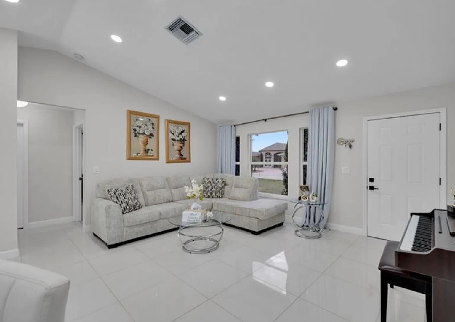 3 bed, 1210 sqft, $2,100 — Photo 1