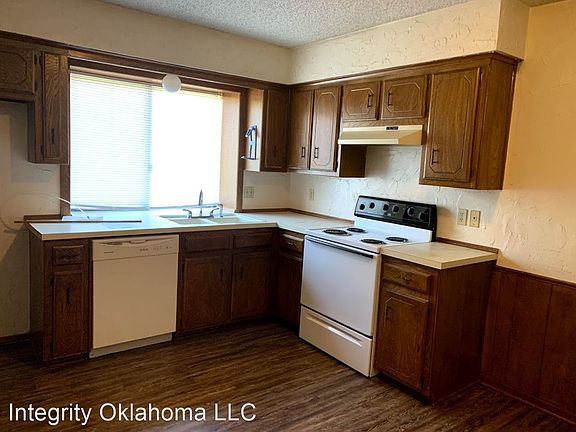4th image of 411 S Greengate Dr
