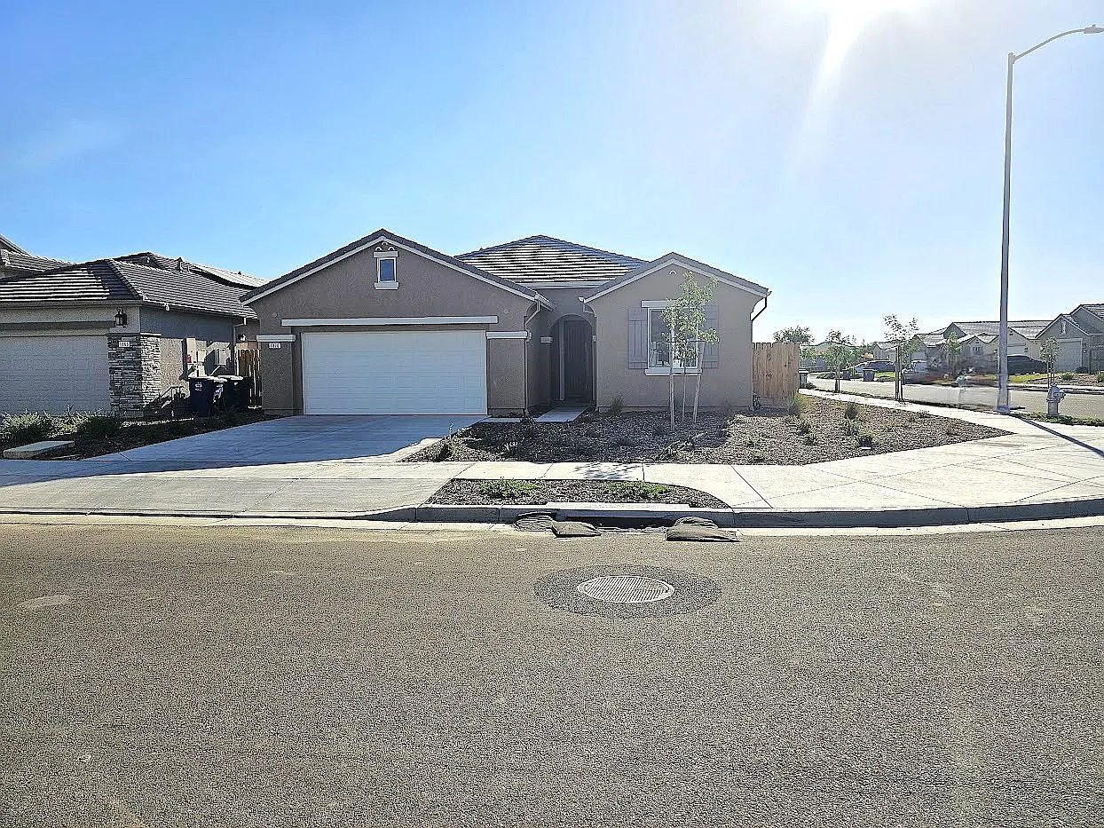 4 bed, 2.0 bath, 2018 sqft, $2,425 — Photo 2