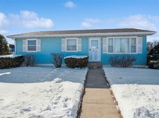1385 Cress Pkwy, Hiawatha, IA 52233