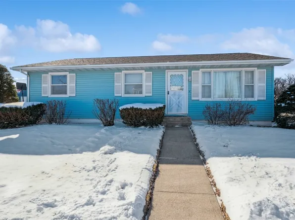 1385 Cress Pkwy, Hiawatha, IA 52233