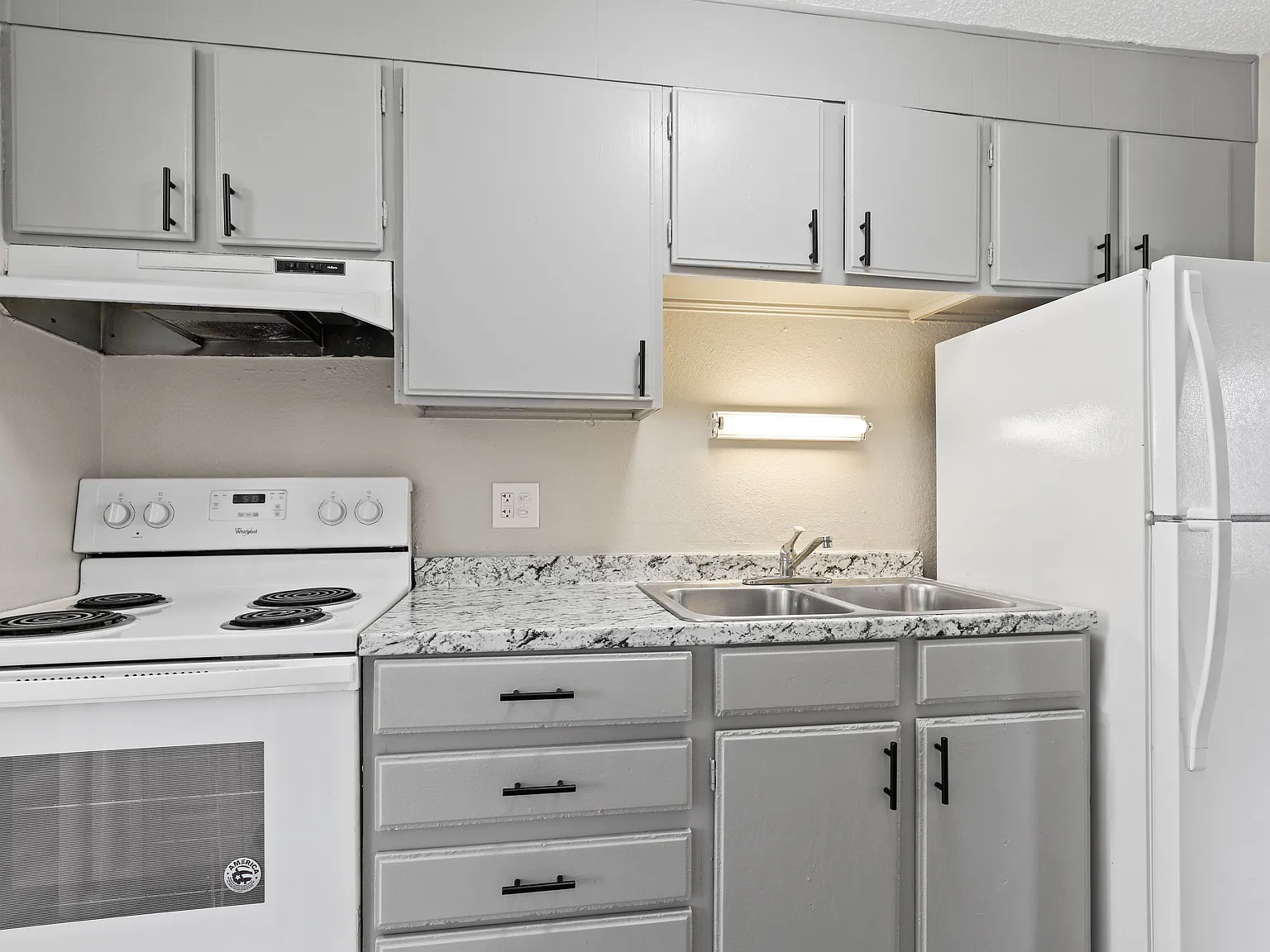 Royal Chateau Apartments — Photo 1
