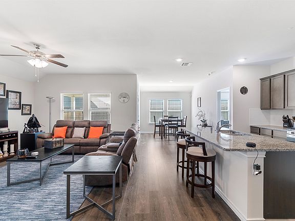 4th image of 409 Willow View Way