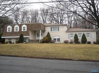 31 Walnut St W, Mahwah, NJ 07430
