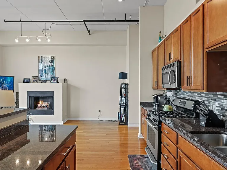 1224 W Van Buren St #413 — Photo 5