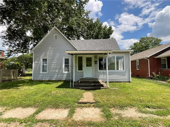 205 S 3rd St, Altamont, IL 62411