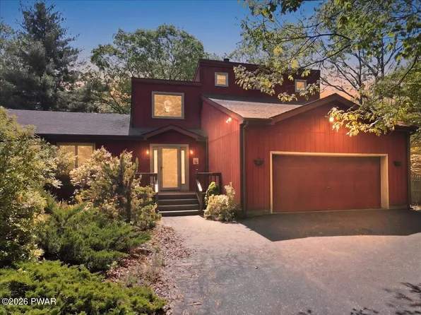 806 Lariat Ct, Hawley, PA 18428