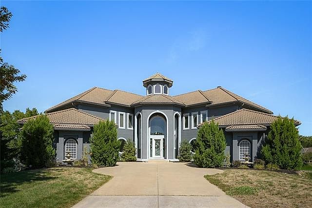 1st image of 720 NE Seabrook Cir