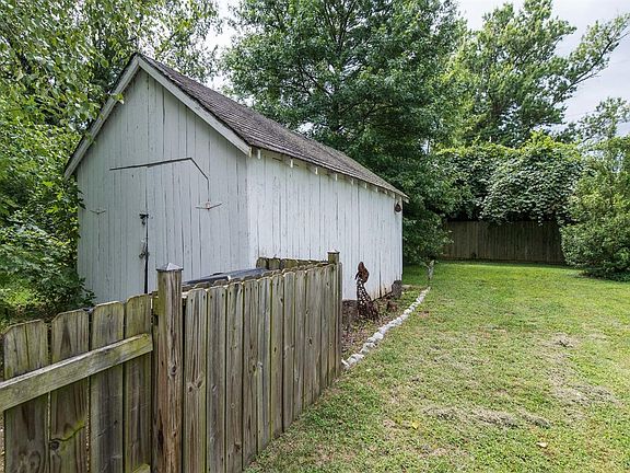 5th image of 612 Sheridan Dr
