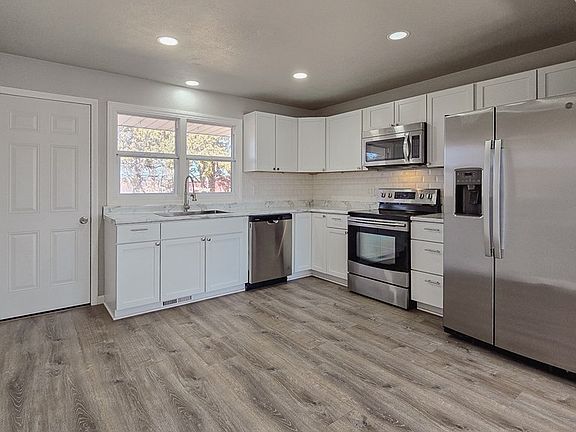 4th image of 304 Hillcrest Dr