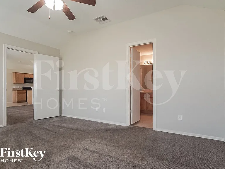 106 W Red Oak Ln — Photo 8