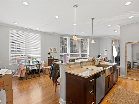 4th image of 951 W Huron St #204