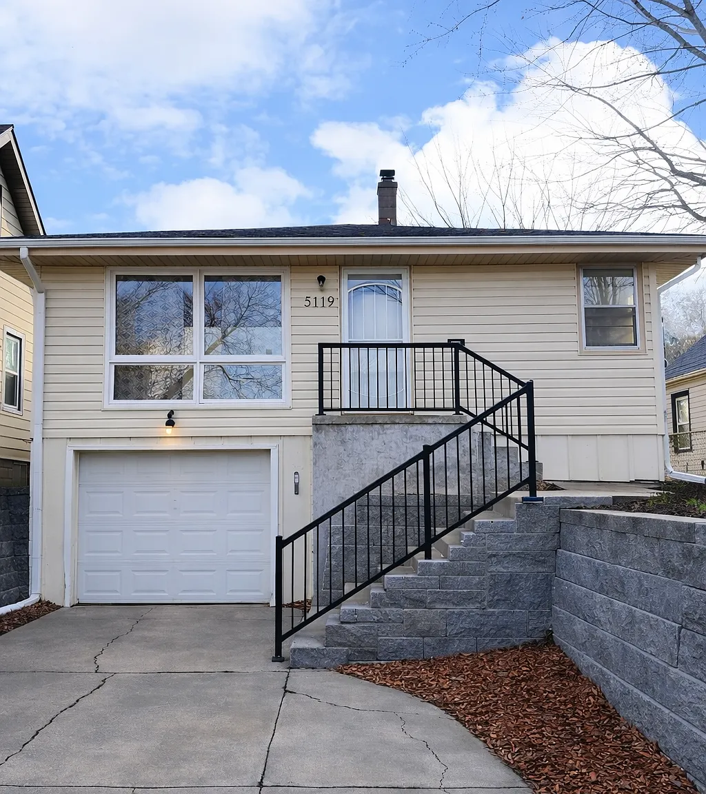 3 bed, 1008 sqft, $1,900 — Photo 1