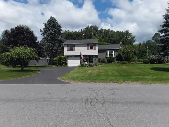 6380 Harvest Dr, Sodus, NY 14551