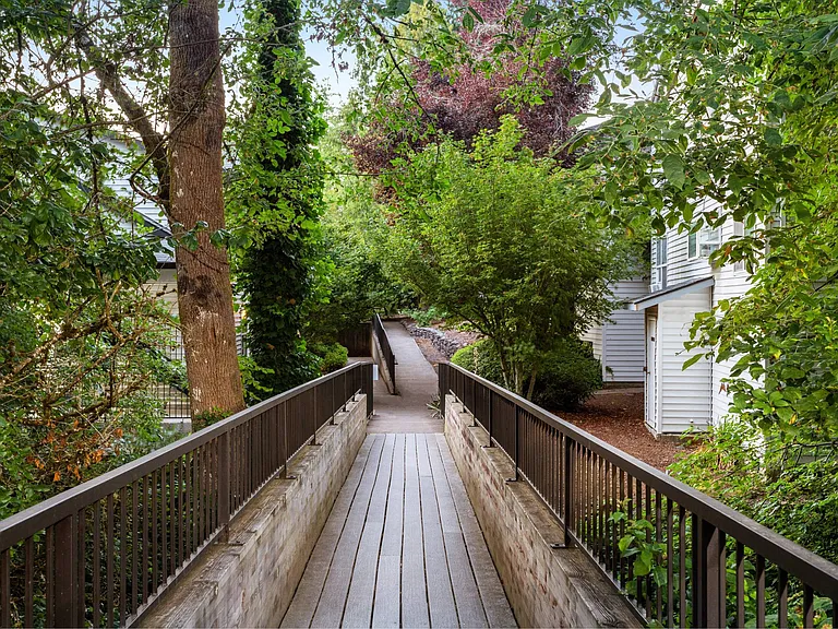 Montclair Terrace — Photo 19