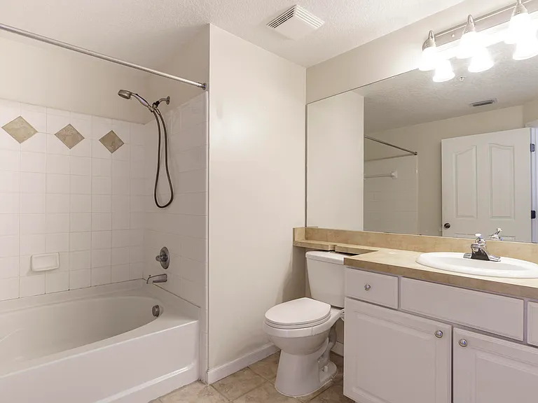 1201 Myrtlewood Cir E — Photo 10