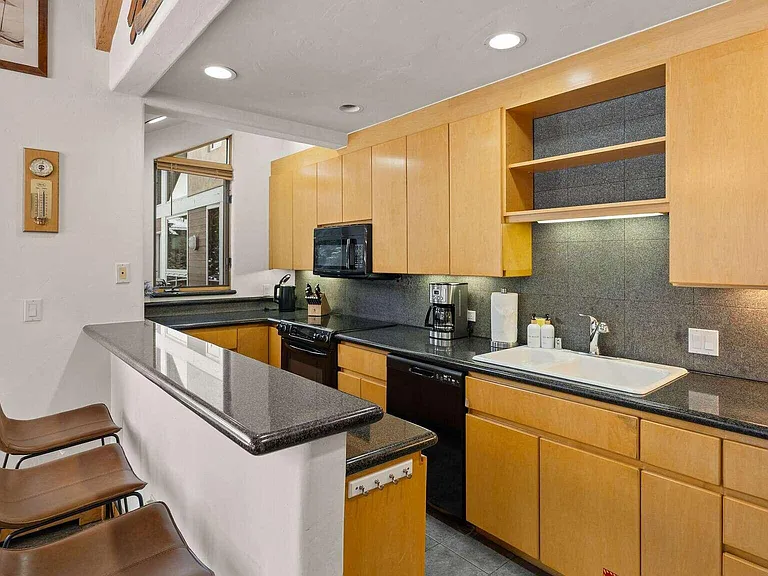 122 W Meadow Dr — Photo 5
