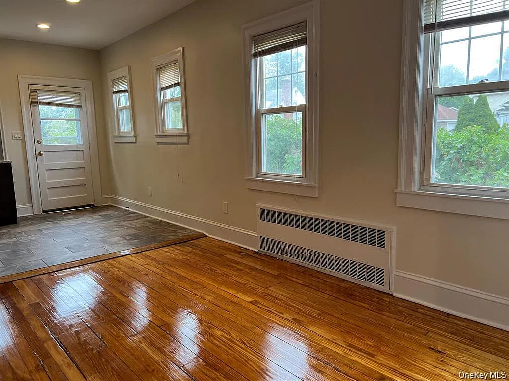 3 bed, 2.0 bath, 1300 sqft, $4,400 — Photo 4