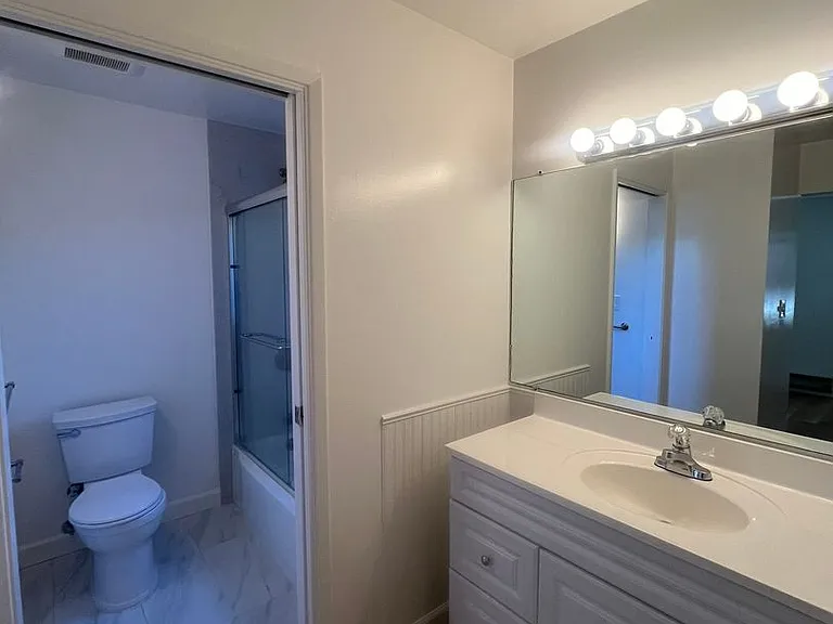 Oak Lane 960 — Photo 13