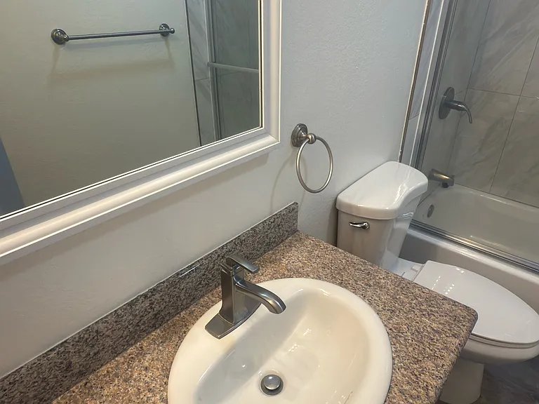 Lakewood Court Apartments — Photo 29