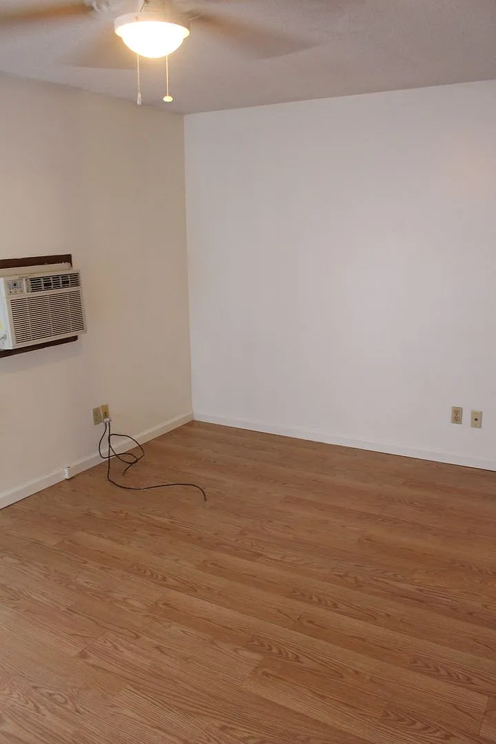 Efficient 1 Bedrooms at the Knolls — Photo 4