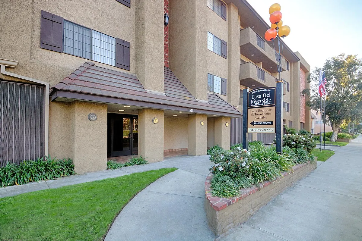 11818 Riverside Drive, Valley Village, CA 91607 - Casa Del Riverside
