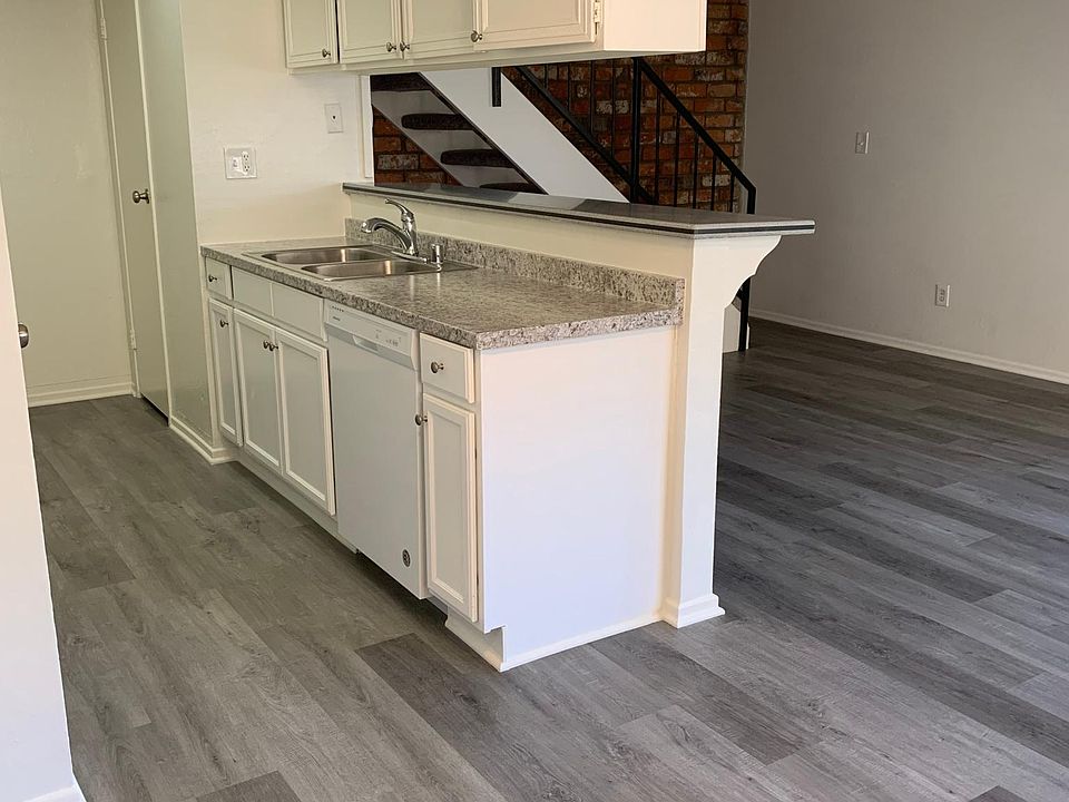 2nd image of 981 W Calle Del Sol