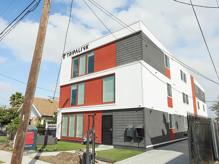 1651 W 37th Pl — Photo 24