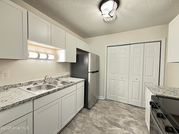 4th image of 6 Lakewood Court