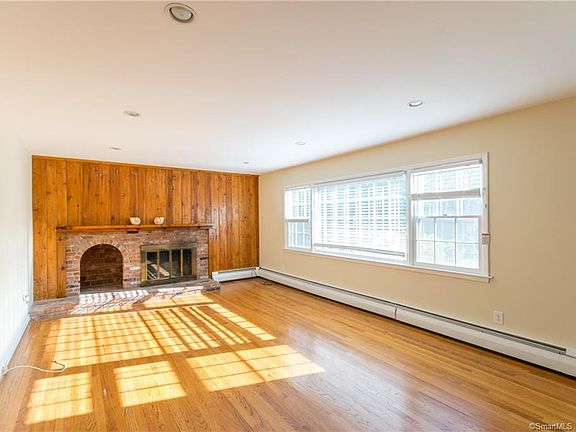 4th image of 32 Knapp Ln