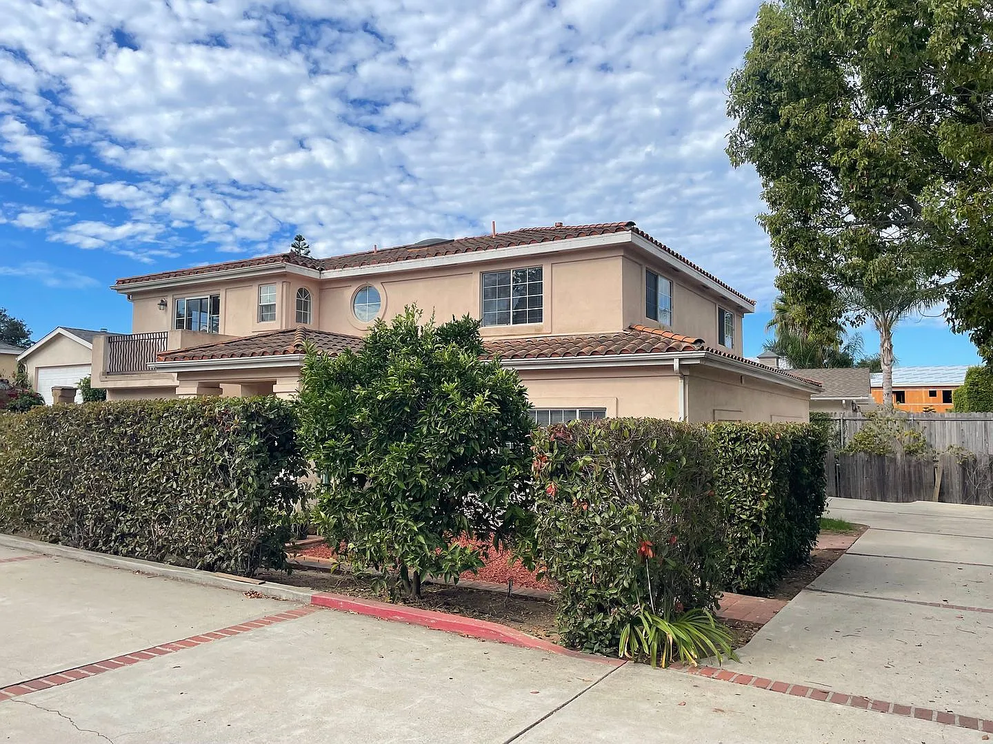 Beautiful Spacious 5 Bedroom, 4 Bathroom House Centrally Located — Photo 1