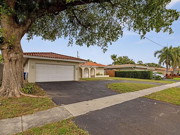 3rd image of 2121 NE 62nd Court
