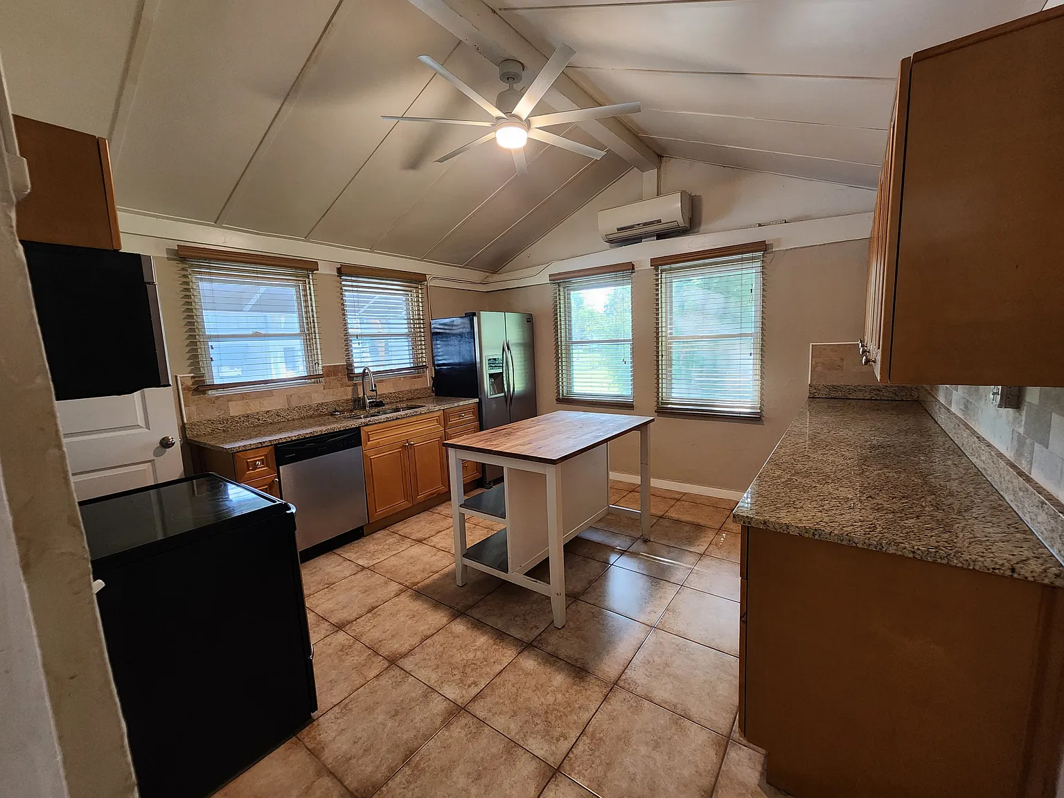 3 bed, 1.5 bath, 2200 sqft, $2,450 — Photo 4
