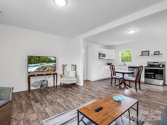 3rd image of 239 Woodside Dr