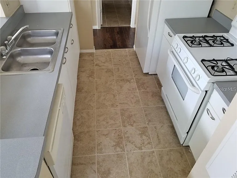 Columbia Arms Cir — Photo 10