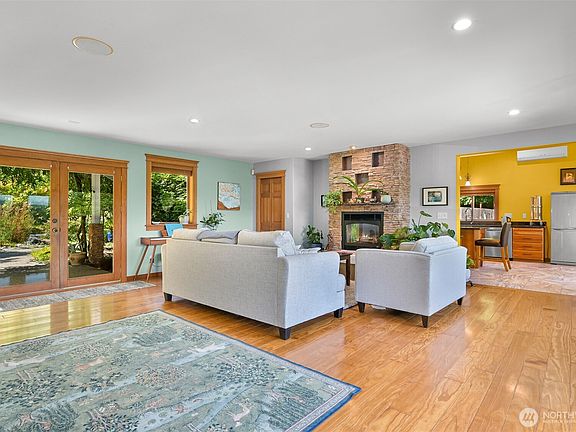 5th image of 910 Iowa Heights Road