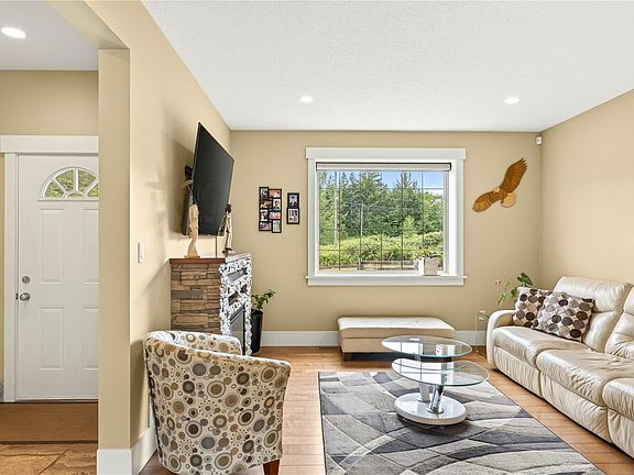 5th image of 460 Nanaimo River Rd