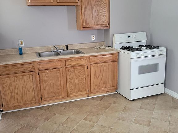 2nd image of 939 Ash St