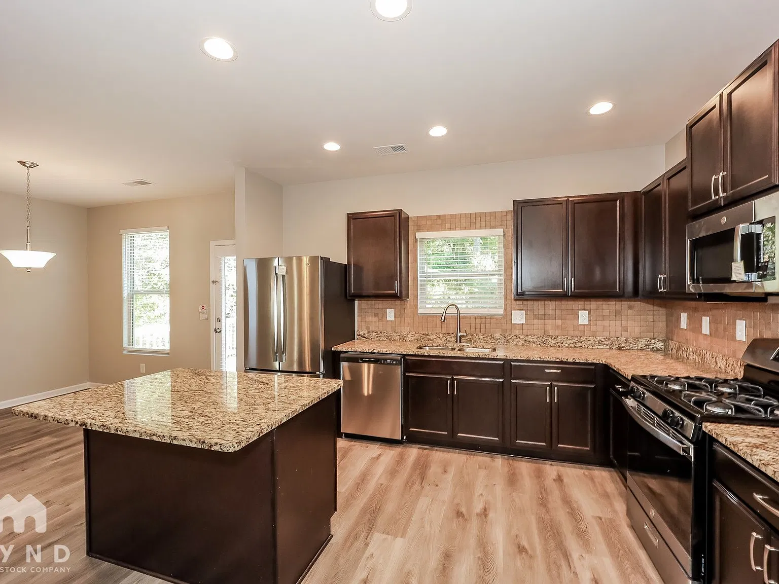 3 bed, 2.5 bath, 2108 sqft, $2,105 — Photo 3