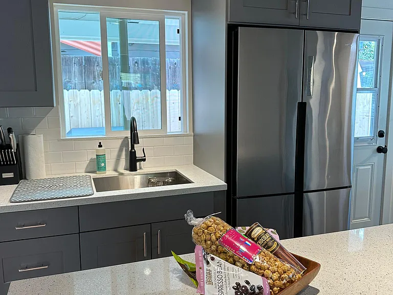 Fully equipped kitchen including blender, pots and pans, all silverware, glassware, utensils, completely ready to start your fun life.