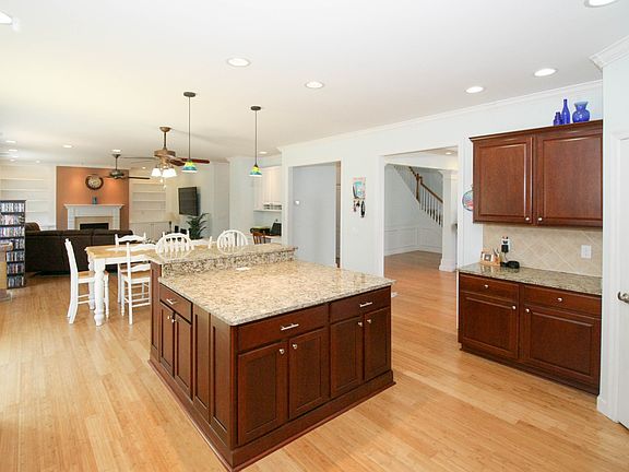 5th image of 417 Edgebrooke Ln