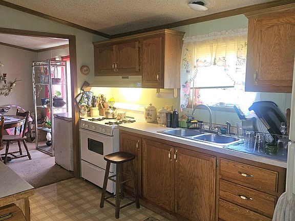 5th image of 895 W Maple St