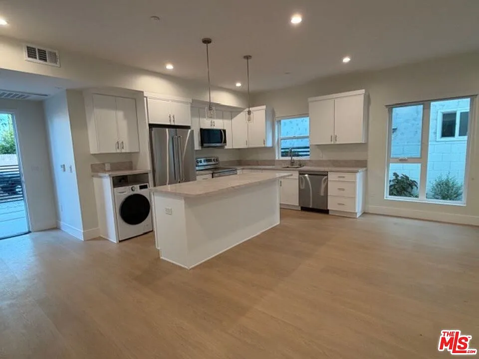 3 bed, 3.0 bath, 1200 sqft, $4,000 — Photo 3